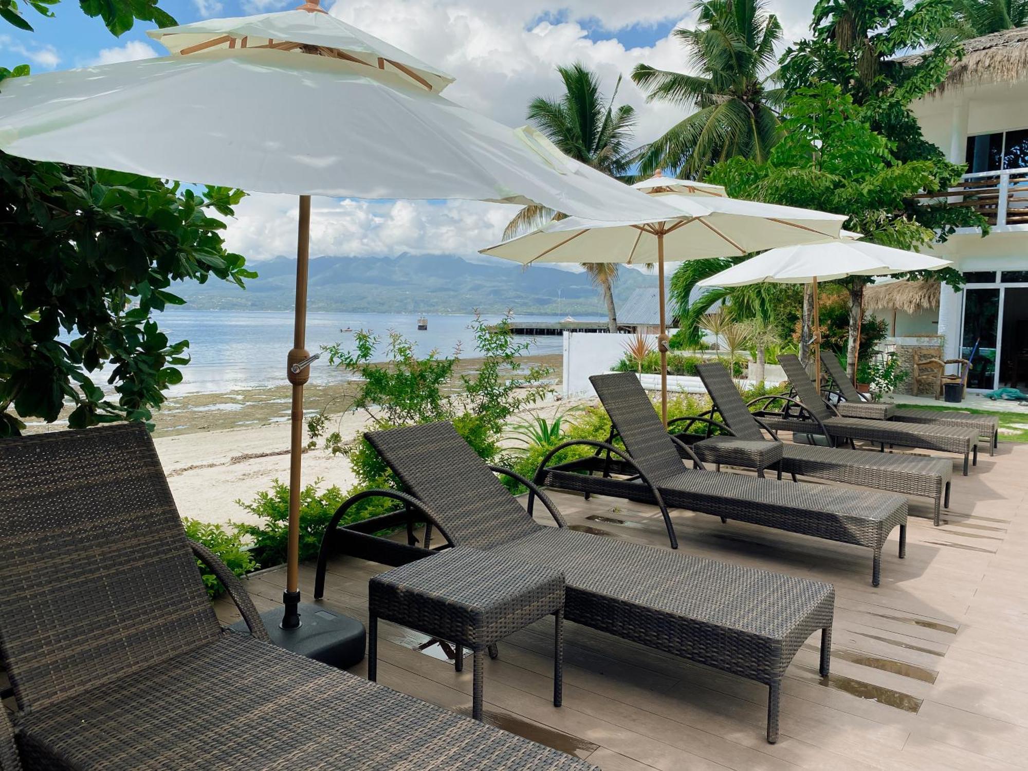 Avila'S Horizon Dive Resort Santander Exterior photo